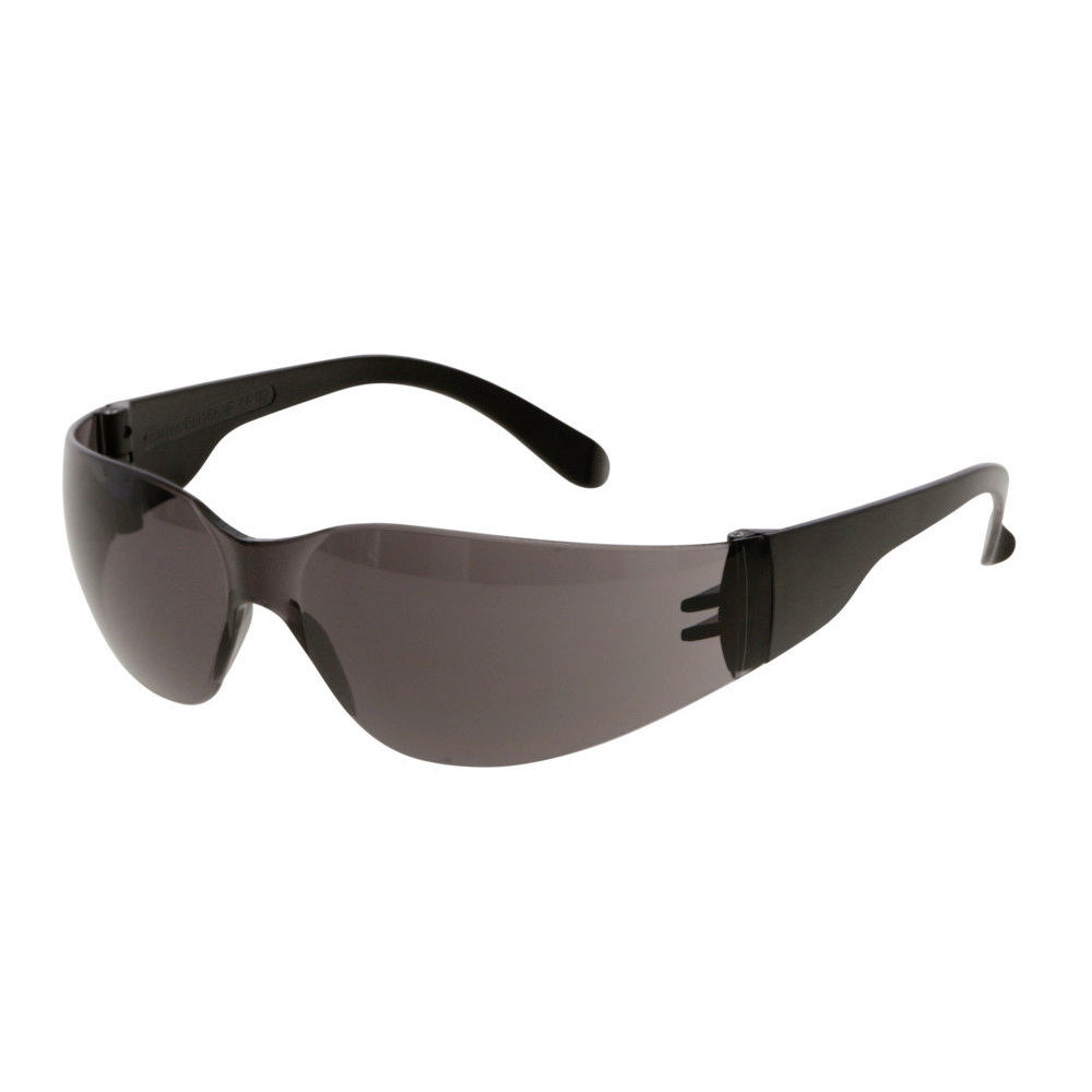 Schutzbrille Light K mit schwarzem Rahmen und getönten grauen Gläsern aus Kunststoff in sportlicher Form.