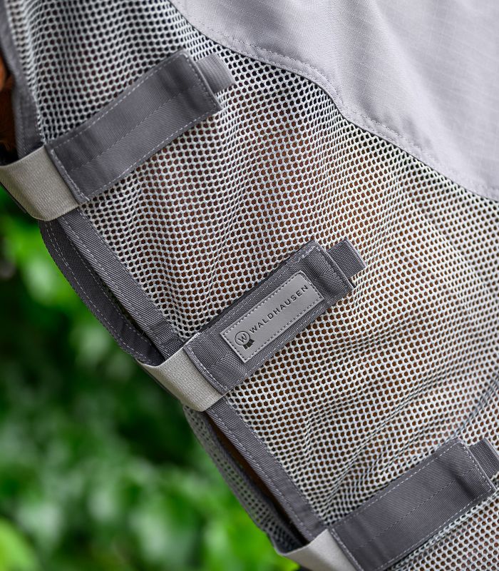 WALDHAUSEN COMFORT Regen-Fliegen-Halsteil, grau Detailaufnahme des grauen COMFORT Regen-Fliegen-Halsteils mit Klettverschlüssen und atmungsaktivem Mesh-Gewebe