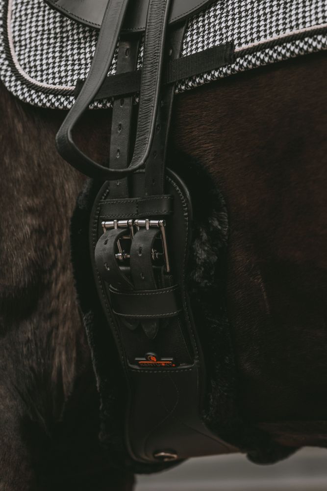 KENTUCKY® HORSEWEAR Lammfell Kurzgurt Anatomic mit 2 Fellen, schwarz