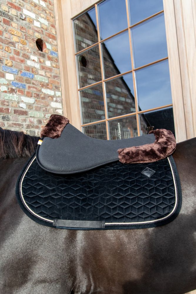 KENTUCKY® HORSEWEAR Schaffell Sattelpad Anatomic Absorb, braun