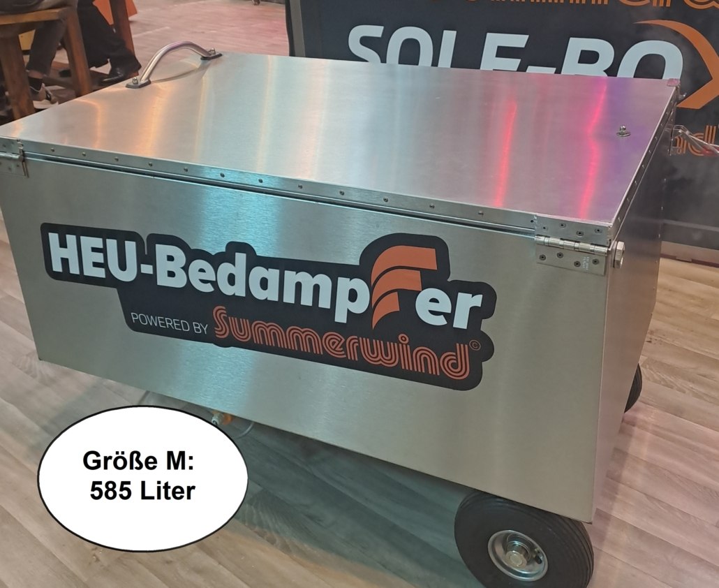 SUMMERWIND Heubedampfer M Seitliche Ansicht des Heubedampfers Größe M aus Edelstahl. Die große, rechteckige Kiste auf Rädern ist geschlossen.