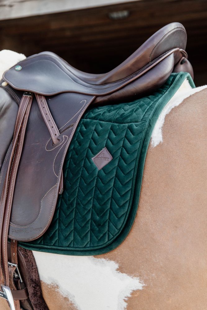 KENTUCKY® HORSEWEAR Skin Friendly Schabracke Velvet Dressur, tannengrün