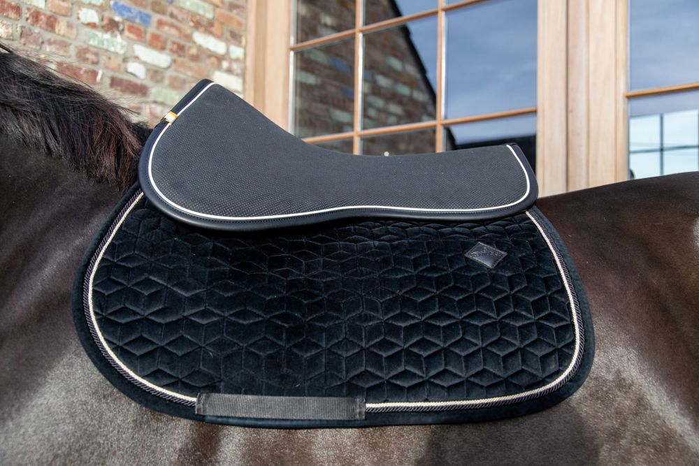 KENTUCKY® HORSEWEAR Sattelpad Anatomic Absorb, schwarz/schwarz