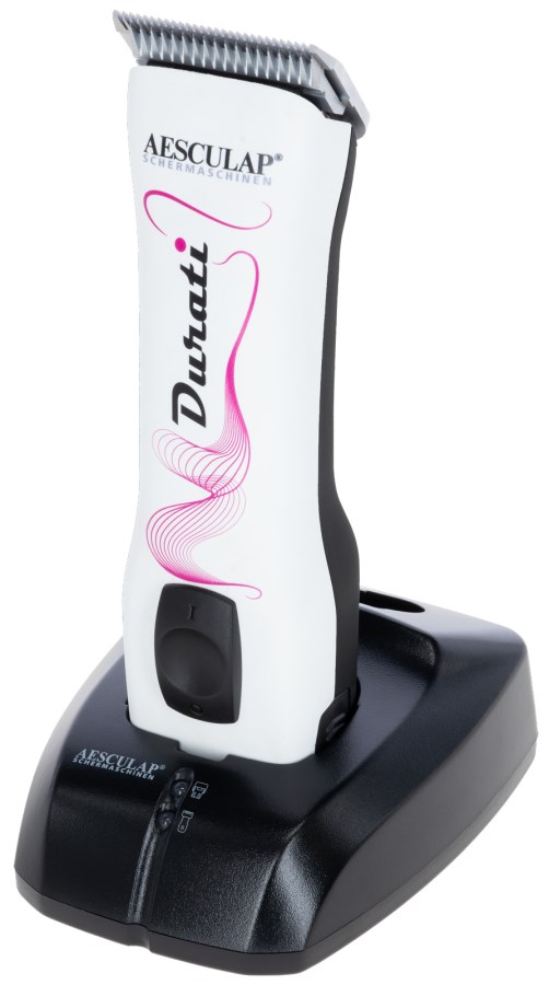 Die weiße Aesculap Akkuschermaschine Durati mit pinkem Dekor und Scherkopf GT330 in der schwarzen Ladestation.
