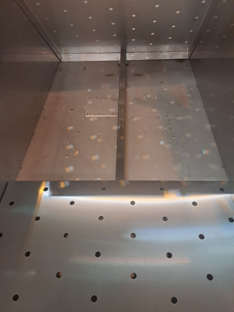 Innenansicht eines Heubedampfers aus Edelstahl mit dem gelochten Dampfverteilersystem am Boden und den Seiten
