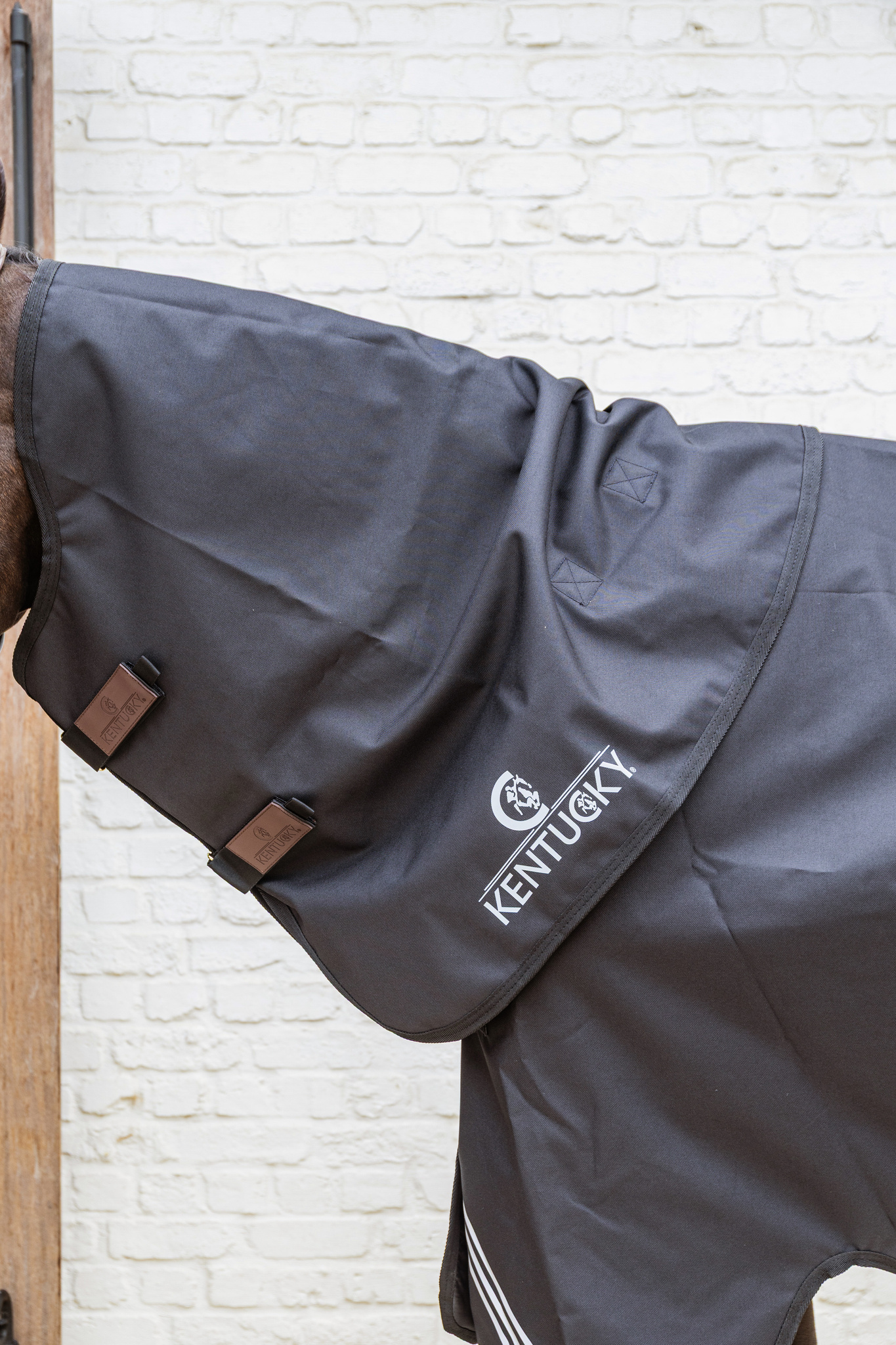 KENTUCKY® HORSEWEAR Halsteil wasserdicht All Weather Comfort 0g, schwarz Schwarzes, wasserdichtes Halsteil All Weather Comfort am Pferd, Nahaufnahme der Verschlüsse und des Logos.