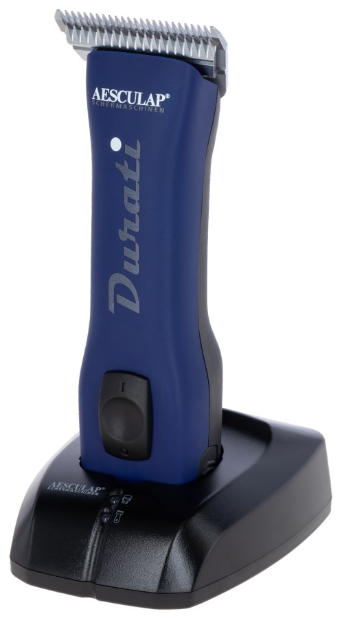 Aesculap Akkuschermaschine Durati Horse in Dunkelblau mit Scherkopf 10W steht aufrecht in der Ladestation