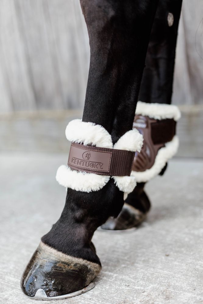KENTUCKY® HORSEWEAR vegane Lammfell-Streichkappe Young Horse, braun 