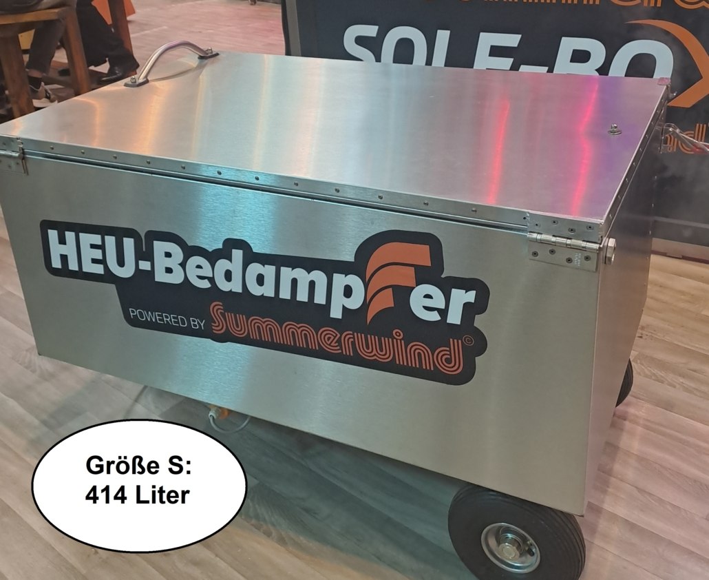 SUMMERWIND Heubedampfer S Heubedampfer Größe S aus gebürstetem Edelstahl in der Seitenansicht, fahrbar auf Rädern und mit einem Deckelgriff.