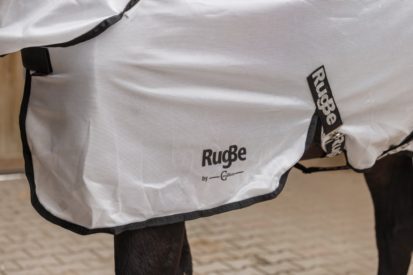 KERBL Fliegendecke RugBe SuperFly in Weiß mit schwarzer Einfassung. Nahaufnahme des feinmaschigen Gewebes am Pferd.