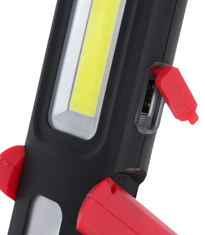 Detailansicht der schwarzen LED-Handleuchte WorkFire 350 mit dem geöffneten USB-Ausgang und roter Abdeckkappe.