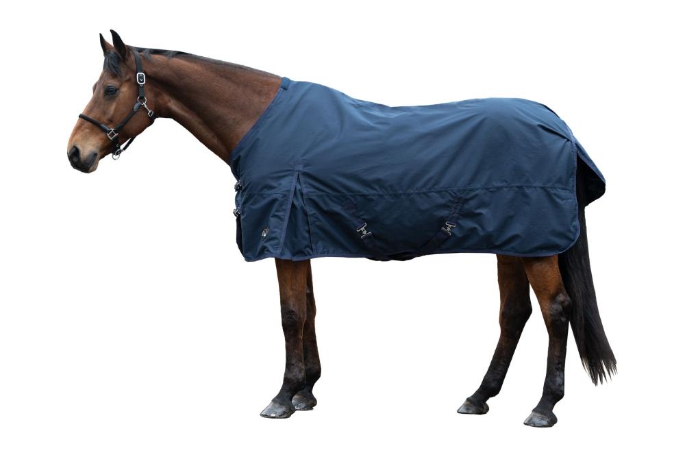 HKM Weidedecke Chester - 600D mit 300 g Wattefüllung, dunkelblau HKM Weidedecke Chester in dunkelblau mit 300g Wattefüllung an einem braunen Pferd in der Seitenansicht.