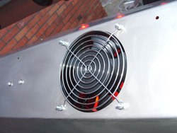 Detailaufnahme des Lüfters mit Schutzgitter am silbernen Gehäuse des SUMMERWIND Pferdesolariums für die Therapie