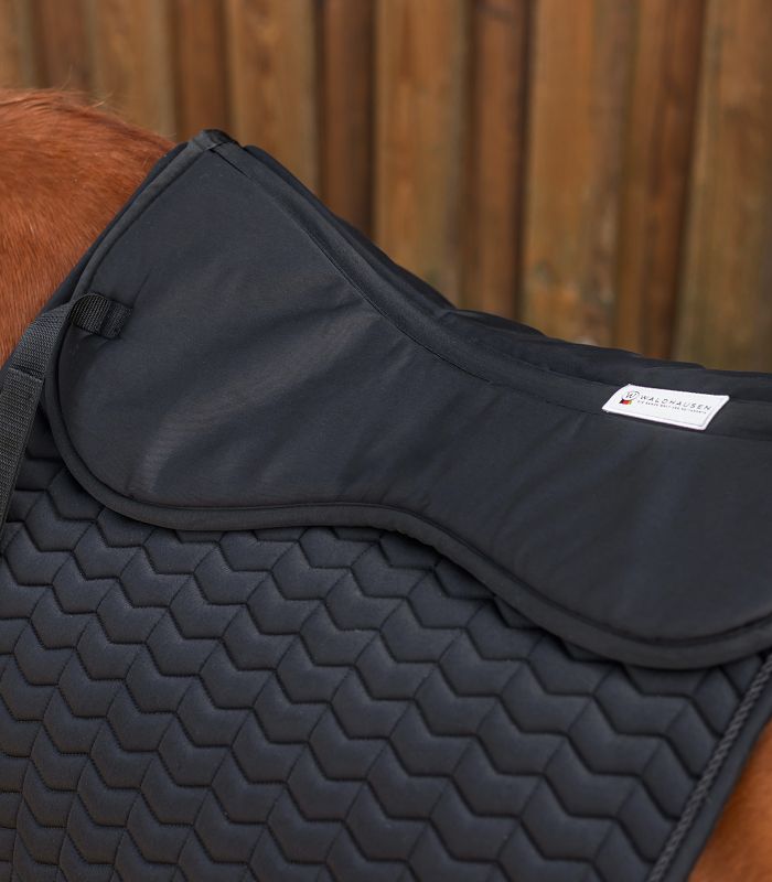 WALDHAUSEN Sattelkissen Memory Foam Anatomisch geformtes Waldhausen Sattelkissen aus schwarzem Memory Foam auf einer gesteppten Sattelunterlage