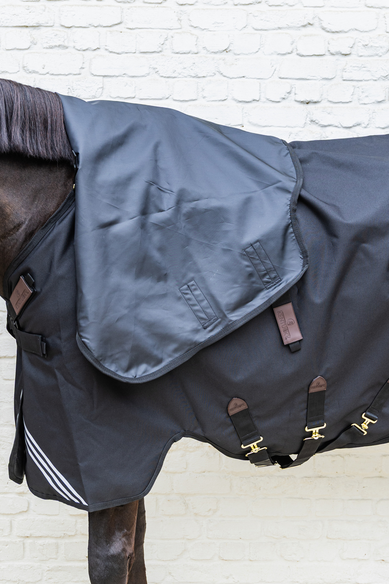 KENTUCKY® HORSEWEAR Halsteil wasserdicht All Weather Comfort 0g, schwarz Wasserdichtes Halsteil All Weather Comfort in Schwarz, aufgeklappt auf der Pferdedecke, zeigt das glatte Innenfutter.
