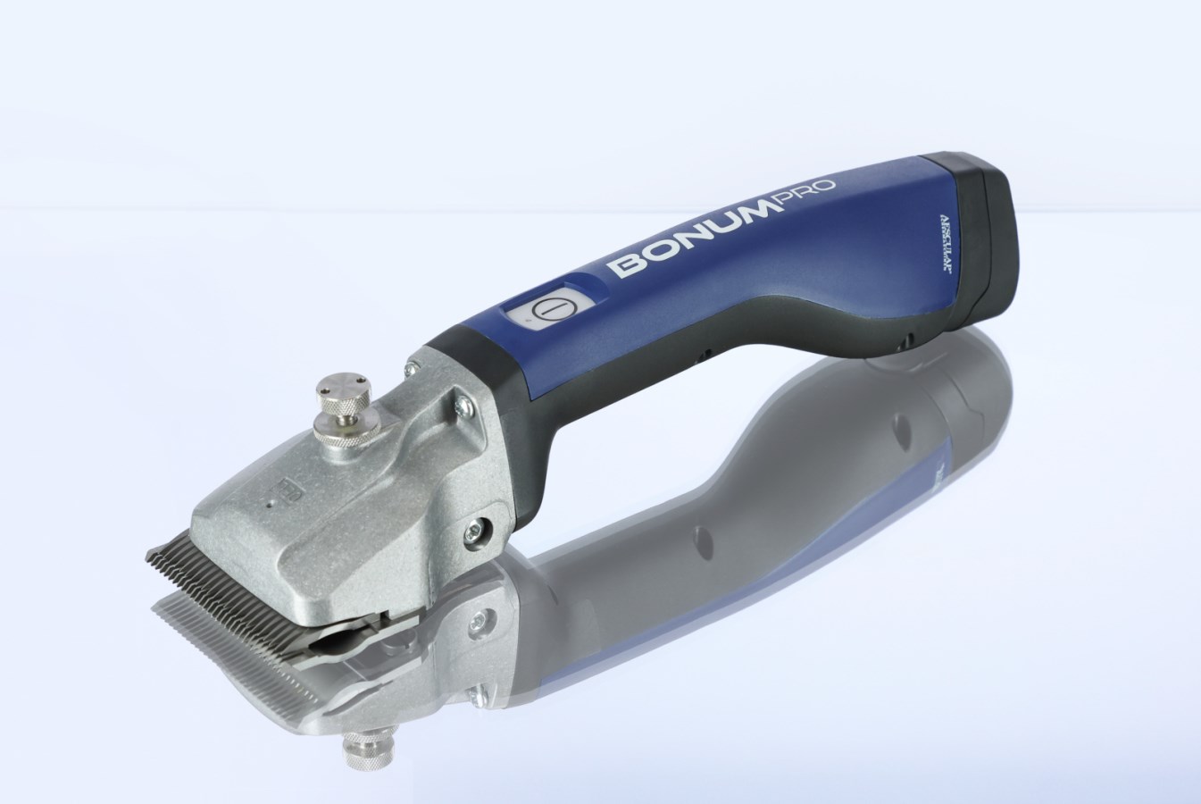 Blaue AESCULAP Akkuschermaschine Bonum Pro für die Pferde-Feinschur mit silbernem Scherkopf in Seitenansicht.