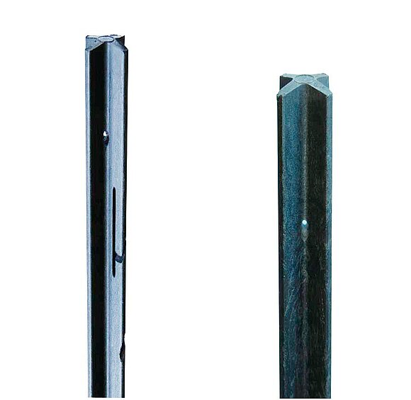 Zwei dunkelgraue Recycling-Pfähle mit 7x7 cm Kreuzprofil aus Kunststoff in der Detailansicht vor weißem Hintergrund.