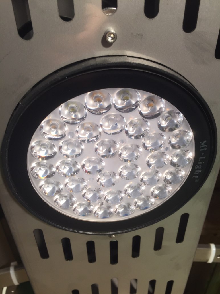 Nahaufnahme des ausgeschalteten Therapie-Farblichts eines SUMMERWIND Pferdesolariums mit runder LED-Einheit.