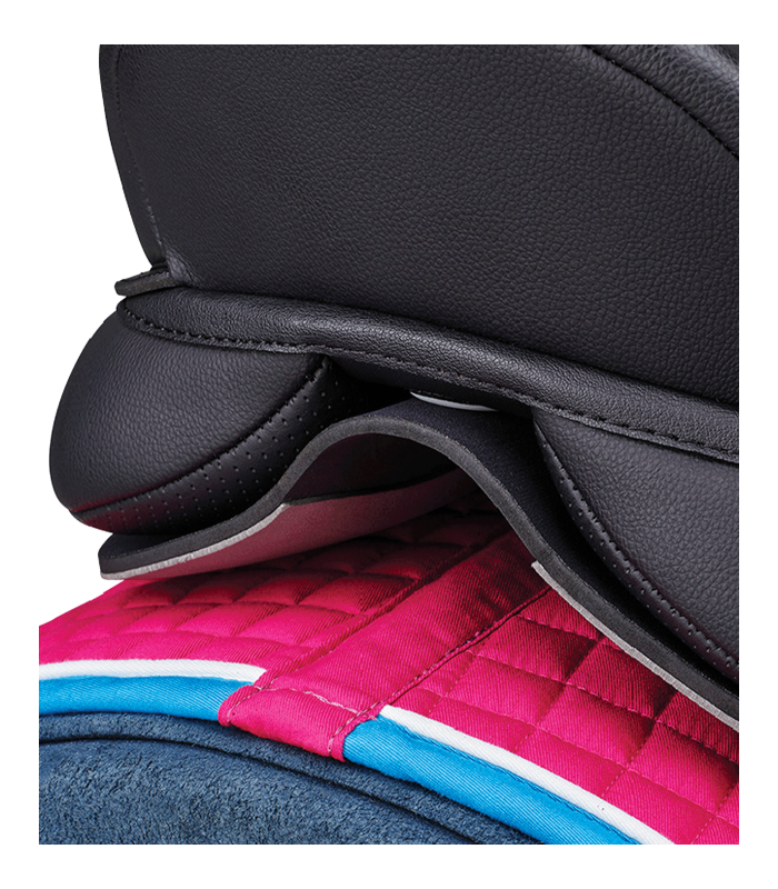 Graues Wintec Riser Comfort Pad zur Sattelanpassung unter einem schwarzen Dressursattel auf einer pinken Decke.