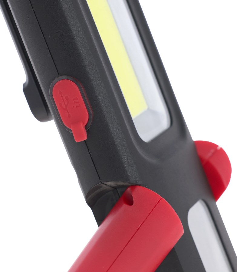 Detailansicht der KERBL LED-Handleuchte WorkFire 350 mit schwarzem Gehäuse und roter Abdeckung für den USB-Port.