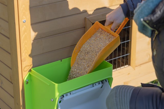 KERBL SmartCoop Futterautomat mit Schutzklappe