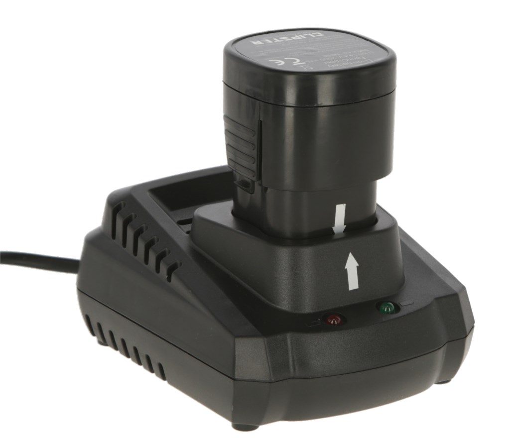 Schwarzes Ladegerät mit eingestecktem Akku für die KERBL Schermaschine FarmClipper für Pferde in Schrägansicht