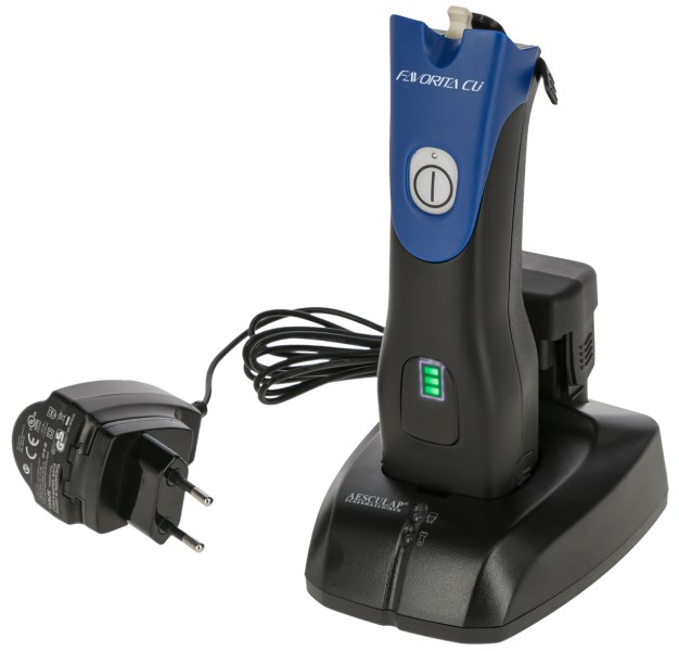 Aesculap Akkuschermaschine Favorita CLi in blau ohne Scherkopf in der schwarzen Ladestation mit Netzteil.