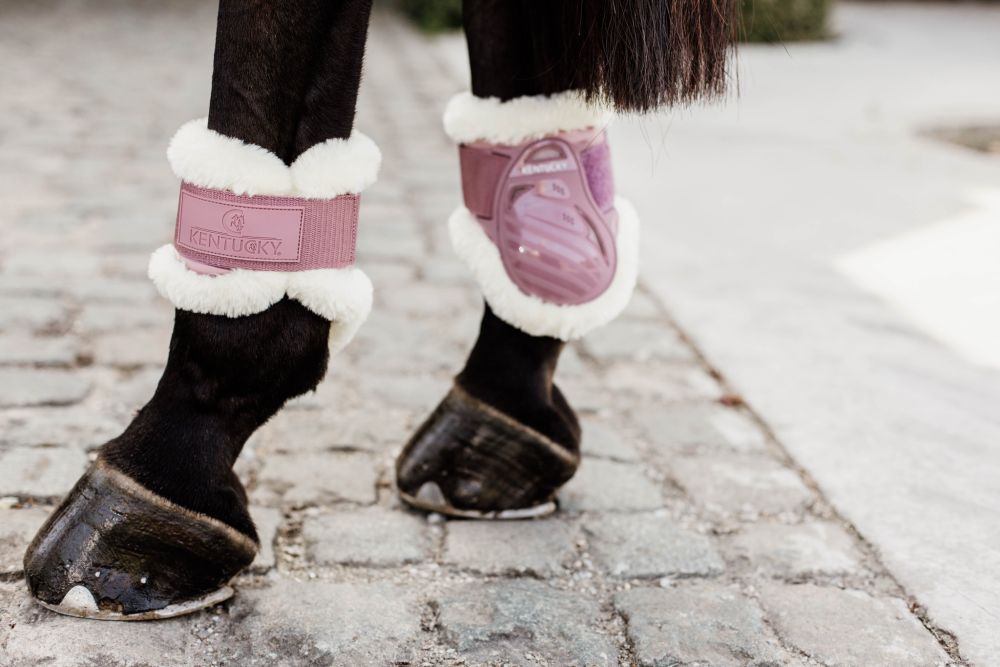 KENTUCKY® HORSEWEAR vegane Lammfell-Streichkappe Young Horse, altrosa