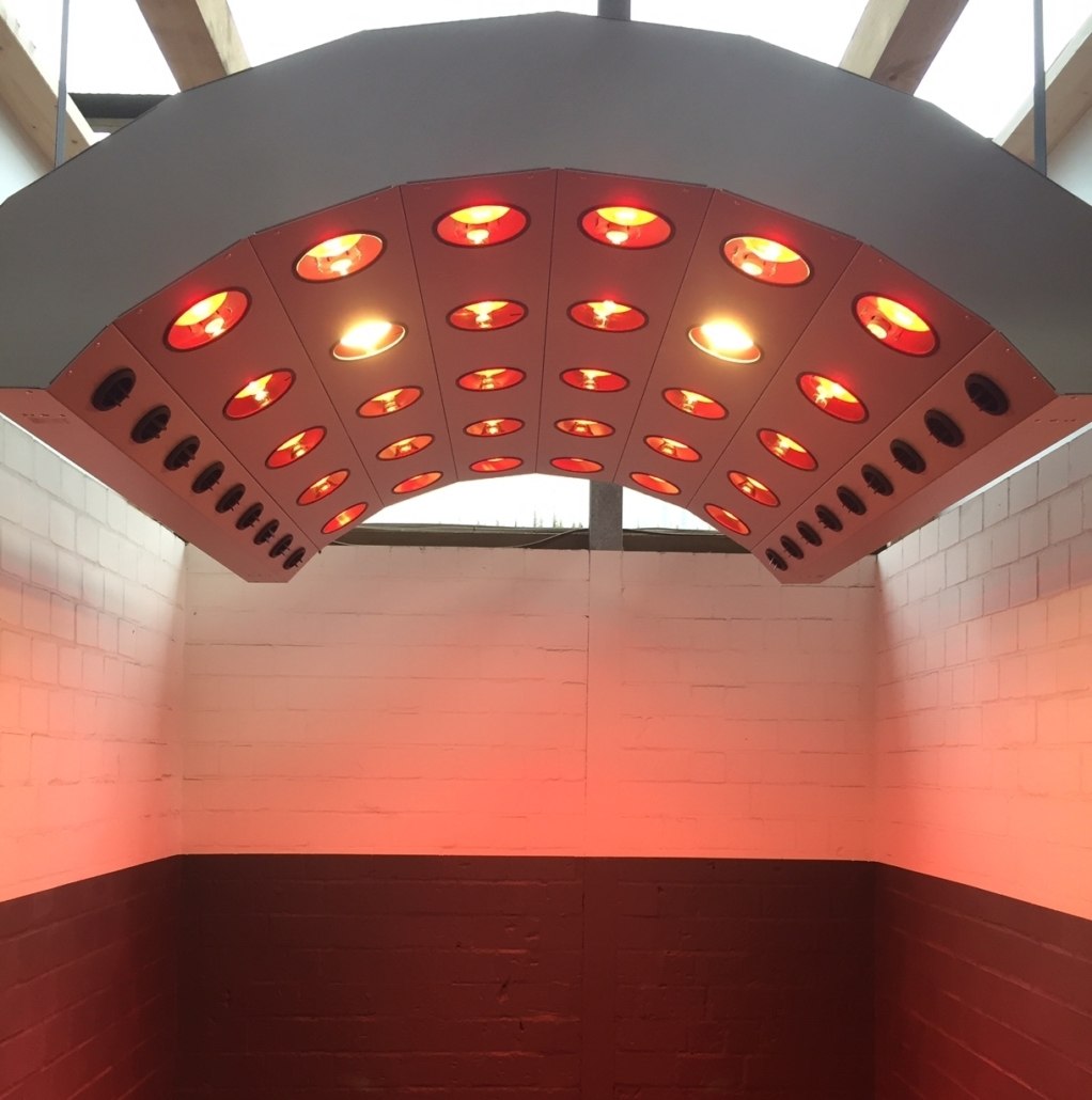 SUMMERWIND Pferdesolarium de Luxe Das gewölbte Pferdesolarium SUMMERWIND de Luxe mit eingeschalteten roten Infrarot- und Wärmelampen.