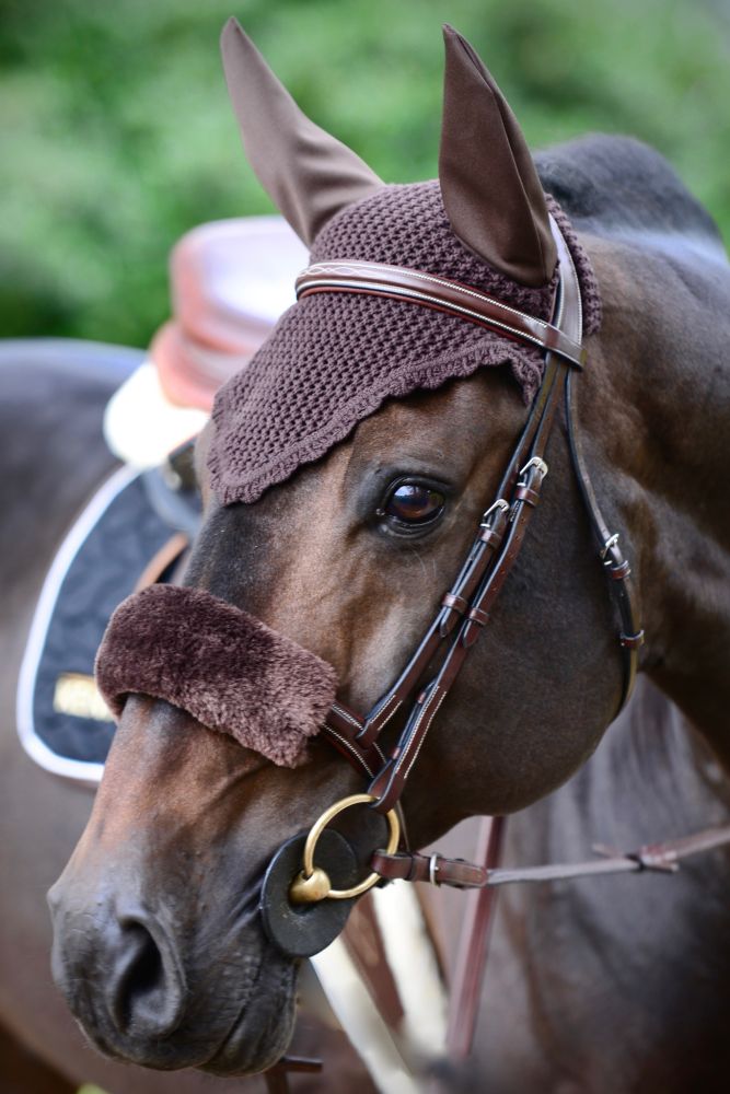 KENTUCKY® HORSEWEAR Schaffell-Nasenriemenschoner, braun