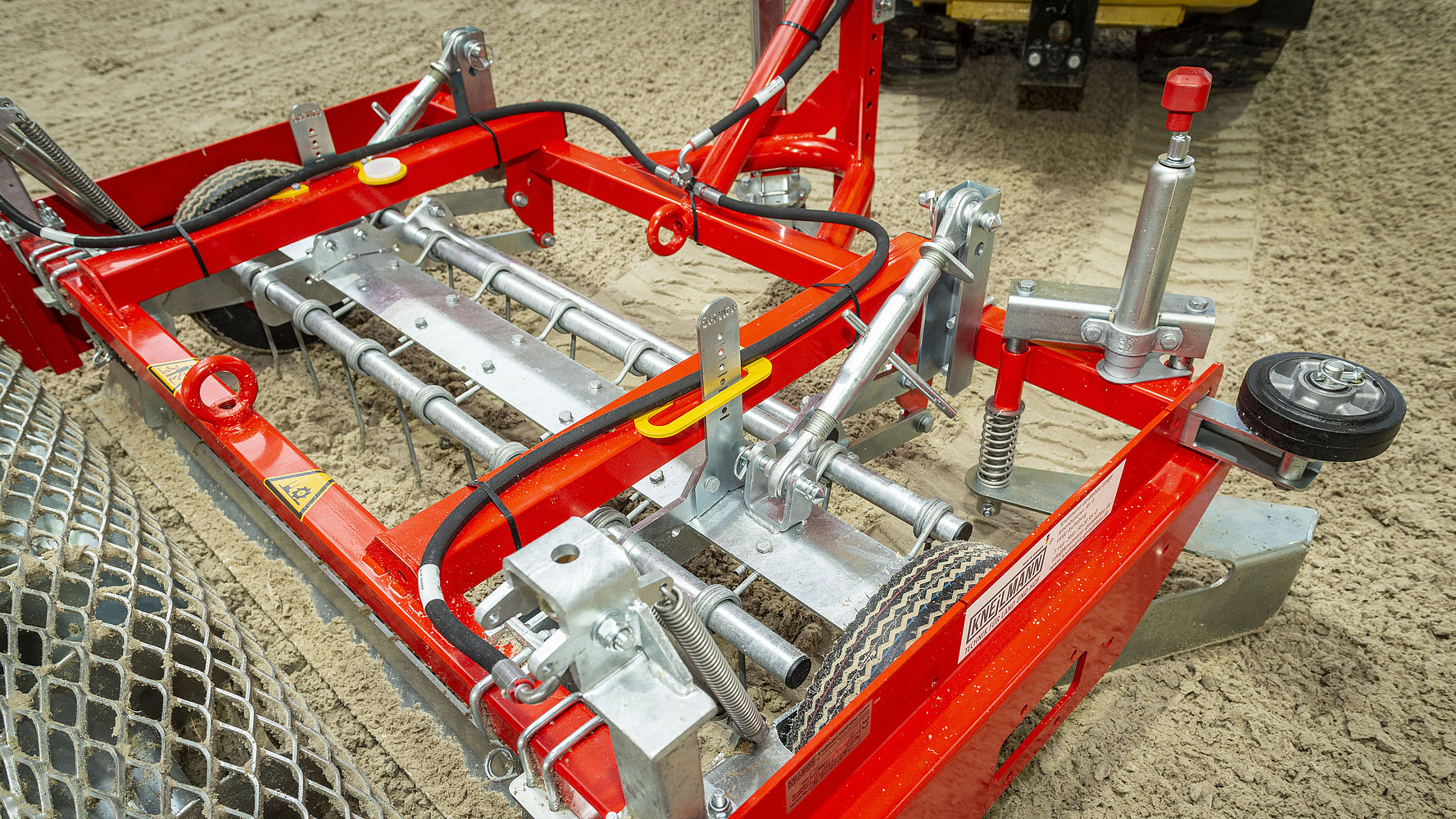 KNEILMANN® Reitbahnplaner Typ 5 Premium mit Quad-Anhängung, Schwenkachse mechanisch