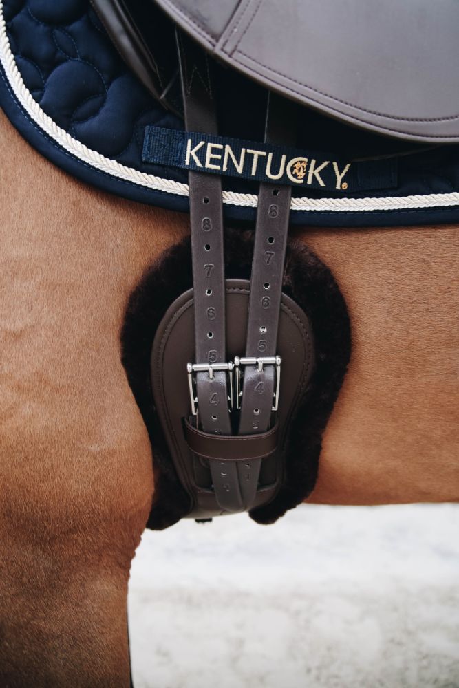 KENTUCKY® HORSEWEAR Lammfell Kurzgurt Anatomic mit 2 Fellen, braun