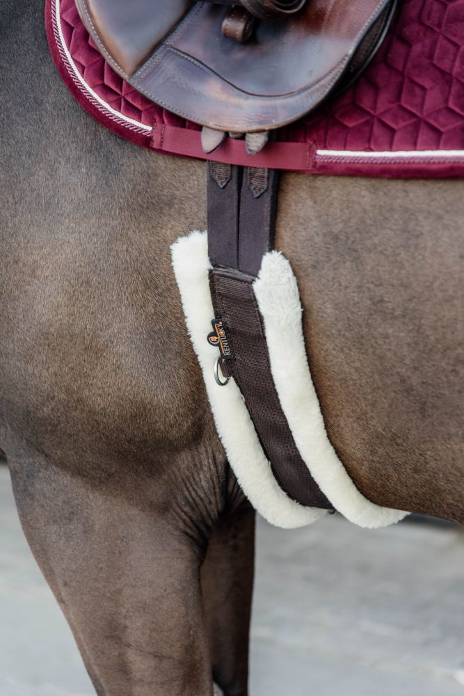 KENTUCKY® HORSEWEAR Lammfell Sattelgurt, braun
