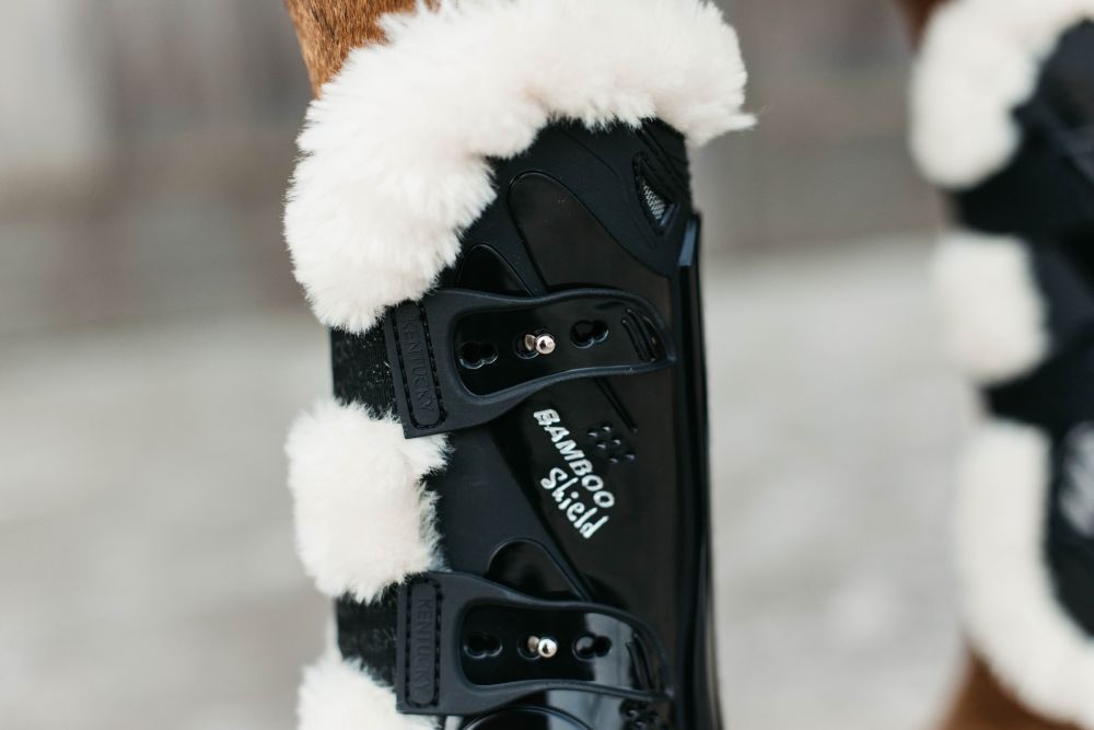 KENTUCKY® HORSEWEAR vegane Lammfell-Springgamasche Bamboo Elastic, schwarz 
