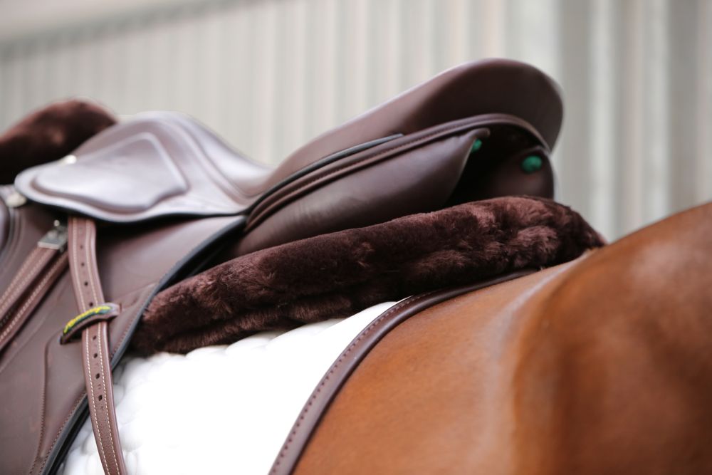 KENTUCKY® HORSEWEAR Schaffell Sattelpad Anatomic Absorb, braun