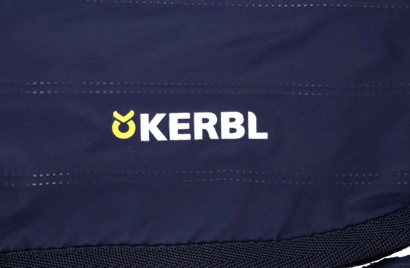 Detailansicht der dunkelblauen Kerbl Kälberdecke EasyWear mit weiß-gelbem Logo und gepunkteten Linien