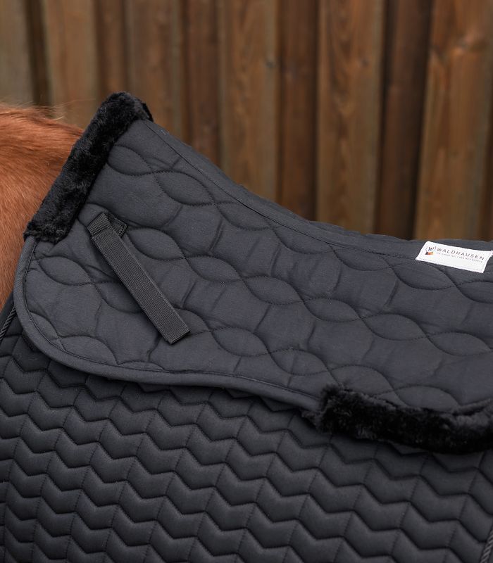 WALDHAUSEN Sattelkissen mit Synthetik-Fell, schwarz/schwarz  Waldhausen Sattelkissen in schwarz mit Synthetik-Fell am Widerrist und Rücken. Gestepptes Design auf Pferderücken.