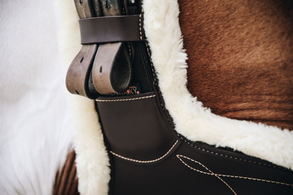 KENTUCKY® HORSEWEAR Lammfell Stollen-Kurzgurt 