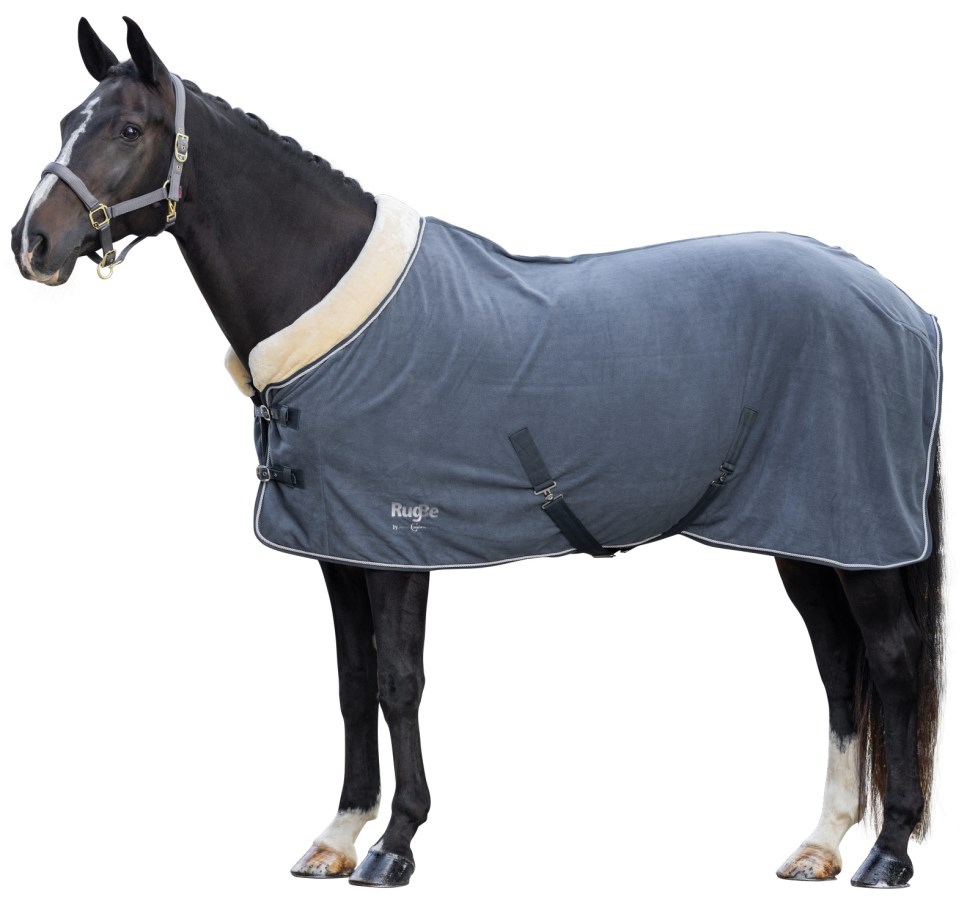 Graphitfarbene Kerbl Fleecedecke RugBe Royal mit beigem Kunstfellkragen und Kreuzgurten an einem dunklen Pferd.