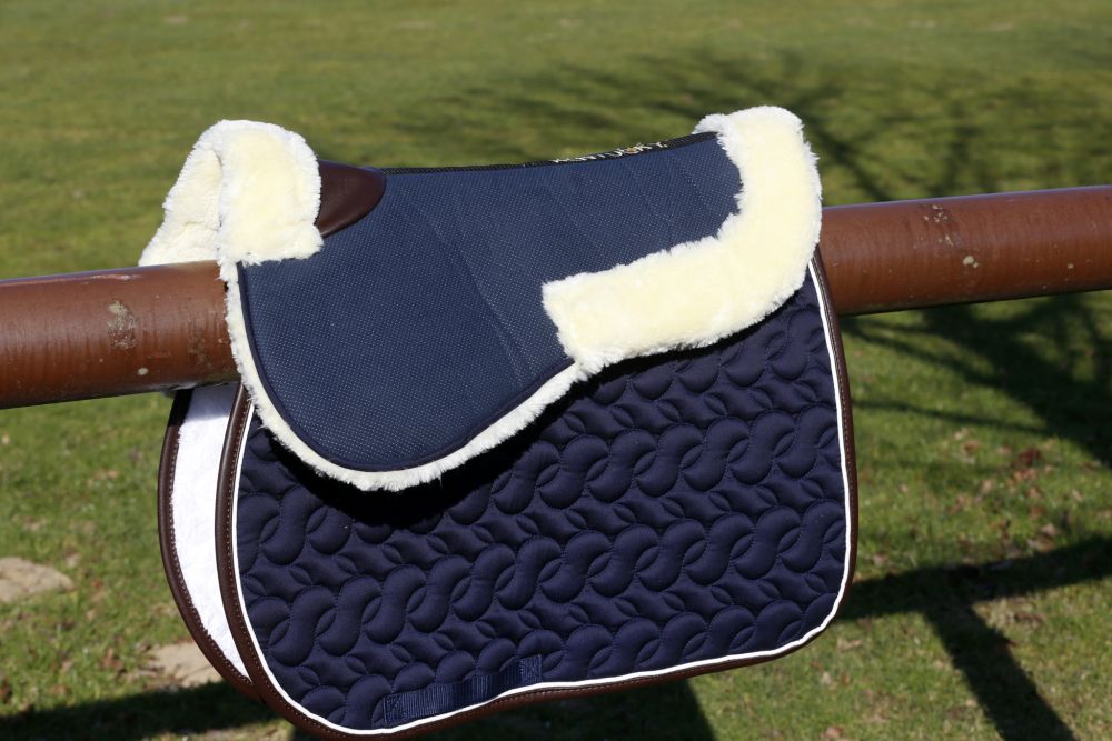KENTUCKY® HORSEWEAR Lammfell Sattelpad Absorb, marine