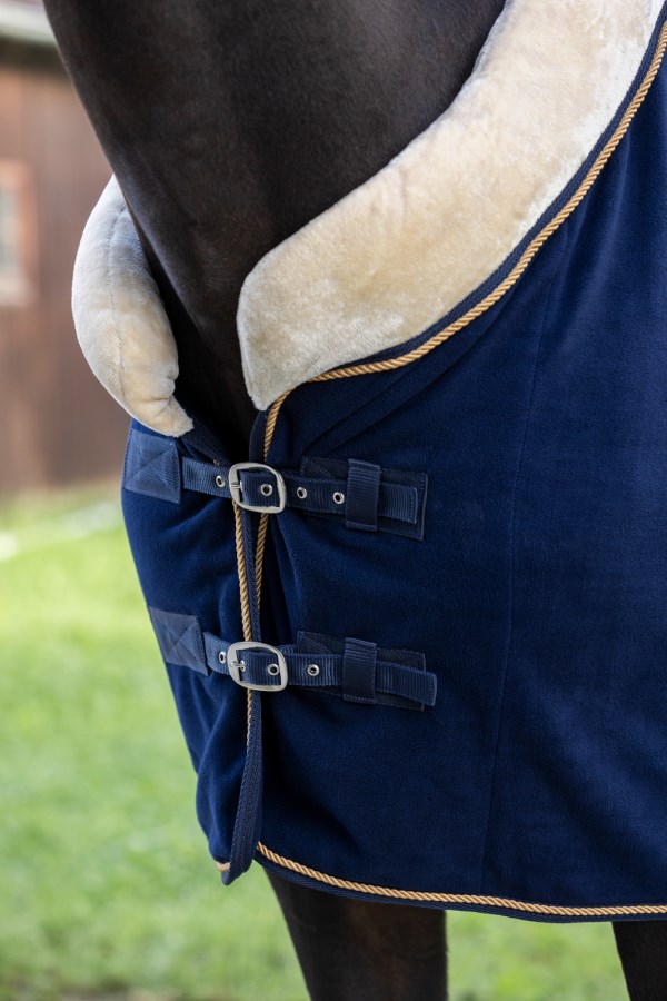 Dunkelblaue KERBL Fleecedecke RugBe Royal am Pferd mit cremefarbenem Widerristpolster und doppeltem Brustverschluss