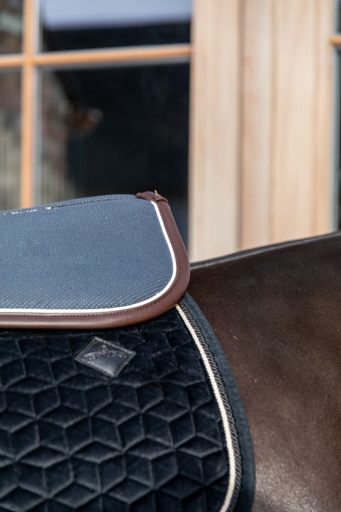 KENTUCKY® HORSEWEAR Sattelpad Anatomic Absorb, marine/weiß/braun