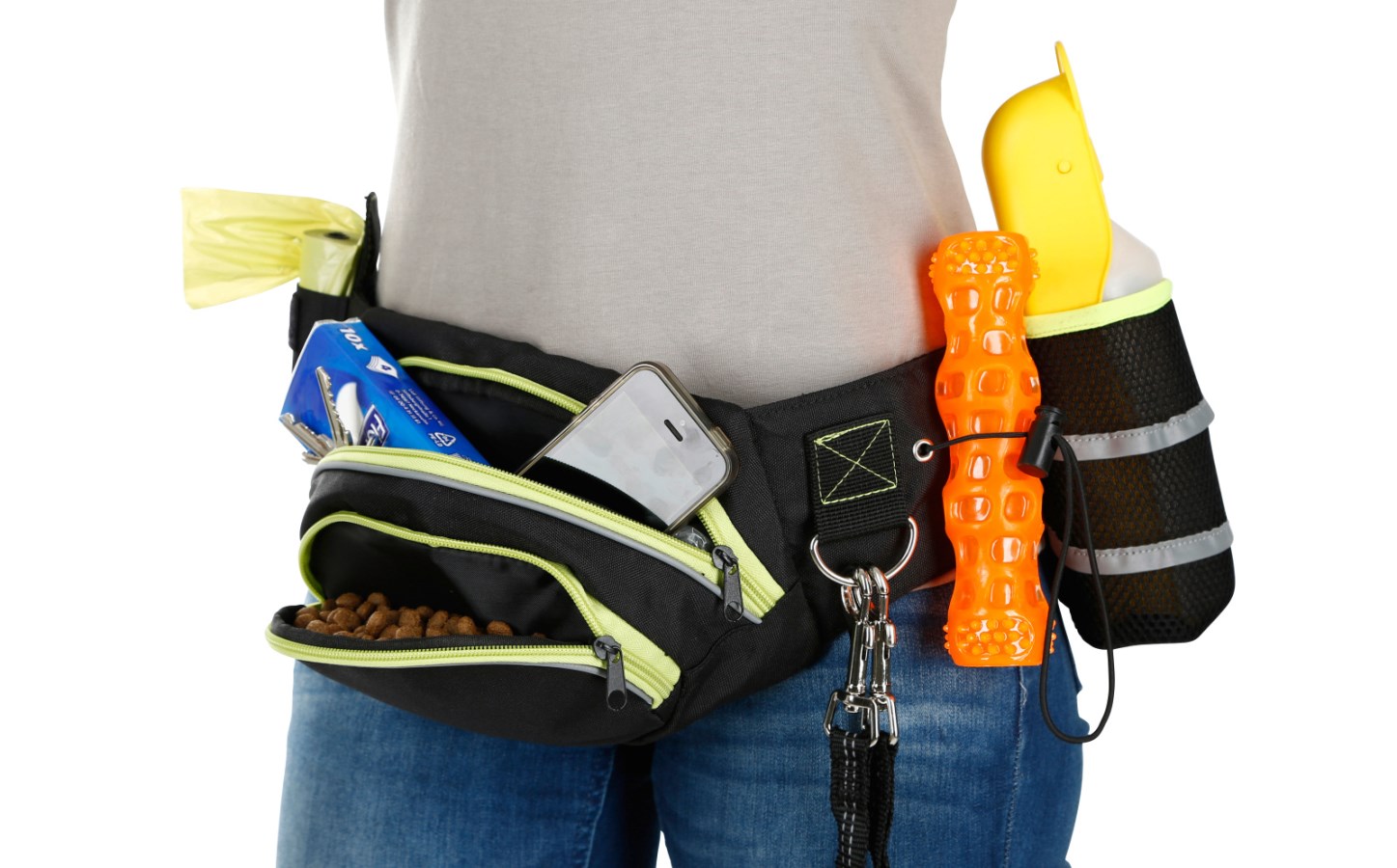 Kerbl Trainings-Bauchgurt Active in Schwarz mit neongrünen Details, befüllt mit Leckerlis und Hundezubehör.