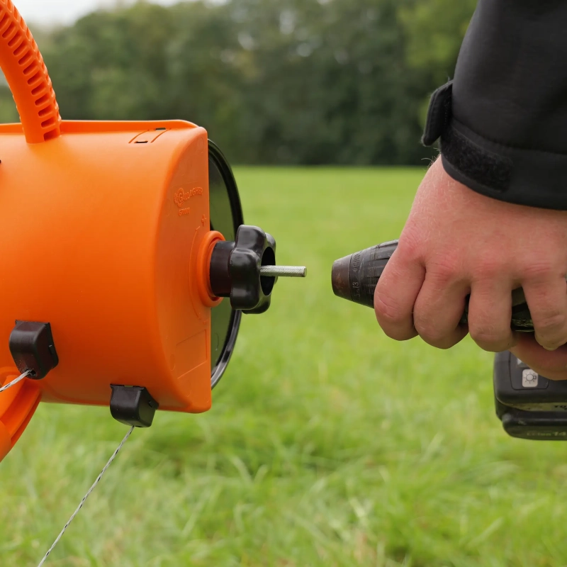 GALLAGHER SmartFence V2 (4 Stück) - 10 Pfähle, 4 Drähte und Rollen in einem System