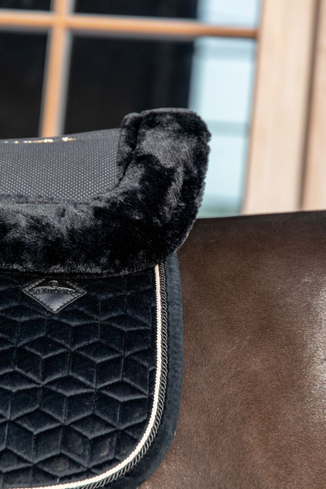 KENTUCKY® HORSEWEAR Schaffell Sattelpad Anatomic Absorb, schwarz