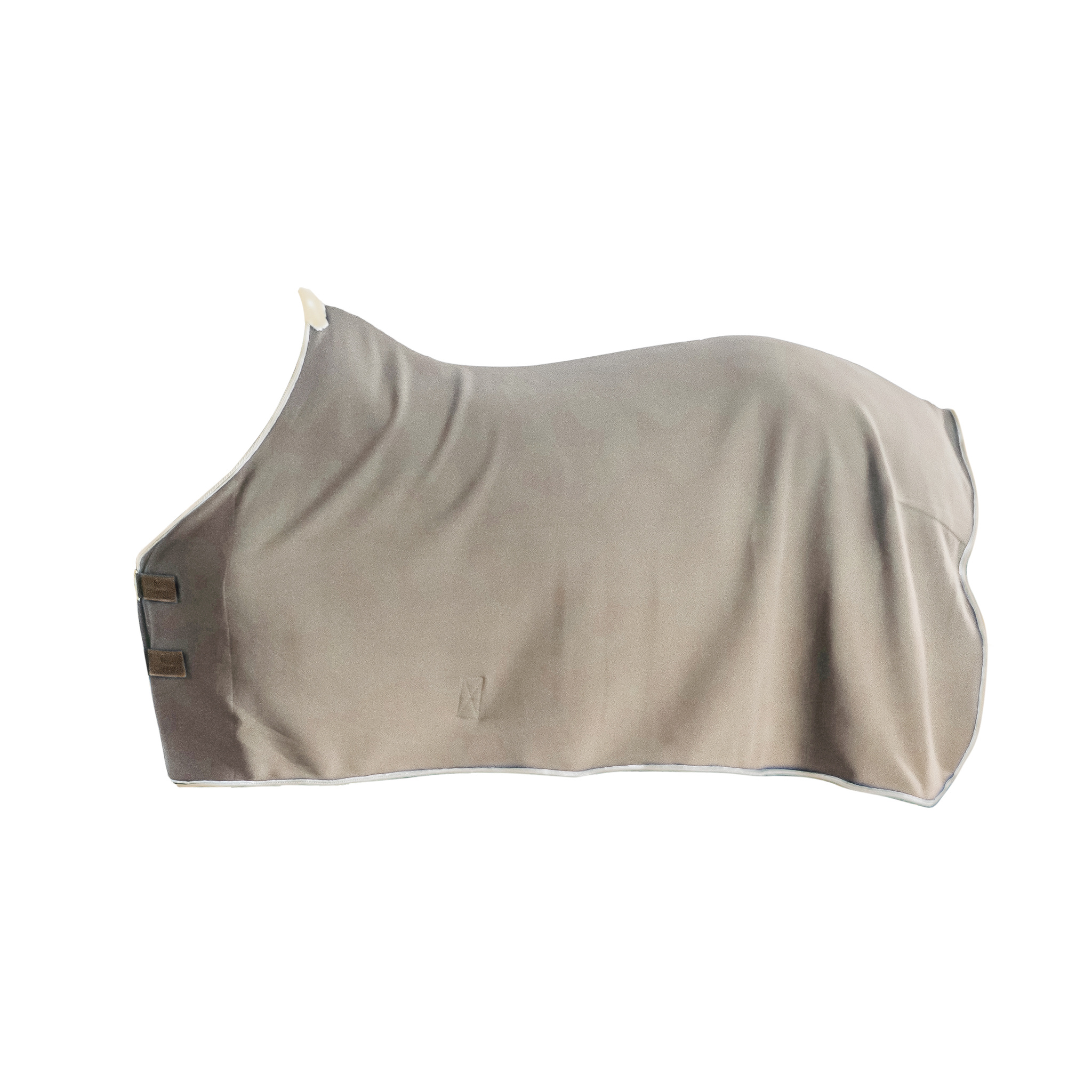 Beigefarbene Abschwitzdecke Show aus Vegan Wool in der Seitenansicht mit hellem Widerristpolster und Einfassband.