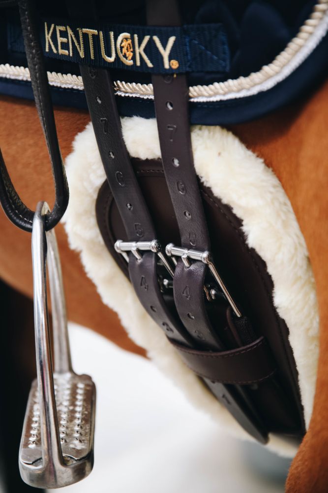 KENTUCKY® HORSEWEAR Lammfell Kurzgurt Anatomic mit 2 Fellen, braun