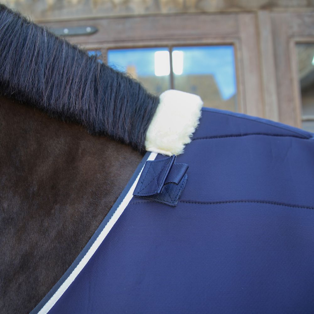 KENTUCKY® HORSEWEAR Turnout Rug Comfort 3D Fleece Liner, navy Nahaufnahme der dunkelblauen Turnoutdecke Comfort mit weißem Fleece-Polster am Widerrist und praktischem Klettverschluss.