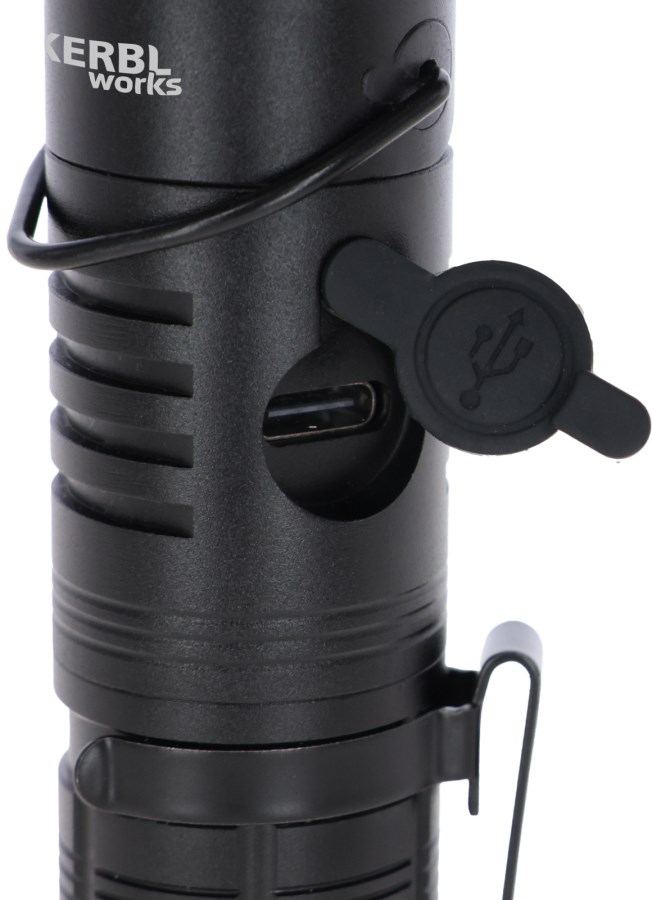Detailansicht der schwarzen KERBL LED-Taschenlampe FlexFire 1000 mit offenem USB-C Ladeanschluss und Clip.