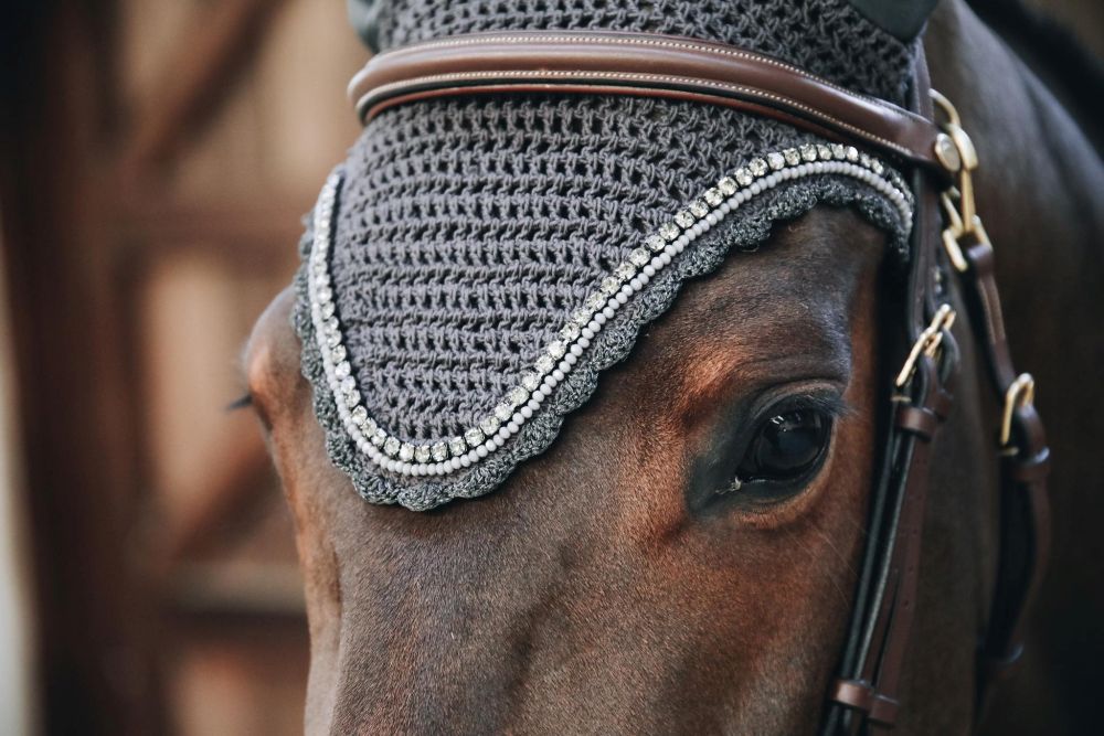 KENTUCKY® HORSEWEAR Fliegenhaube Stone & Pearl lang, grau